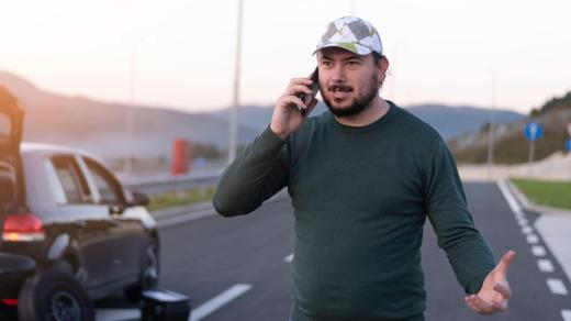 Muž volá při defektu asistenční službu