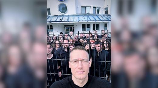 Michal Kovačič a zaměstnanci Markízy v černém oblečení na protest proti tomu, že vedení televize stáhlo oblíbeného moderátora z obrazovky