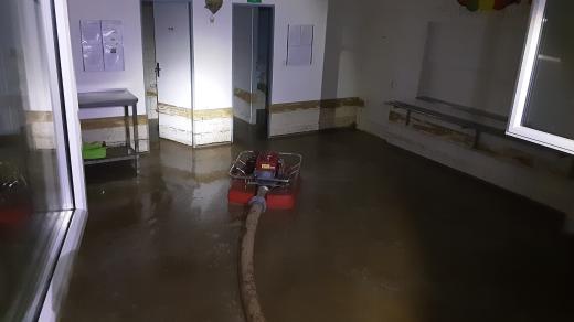 Zatopené prostory školní jídelny v Kladkách na Prostějovsku