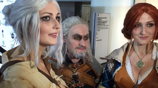 Cosplay je stále populárnější. Fanoušci se převlékají mimo jiné do kostýmů postav fantasy románů, jako Zaklínač