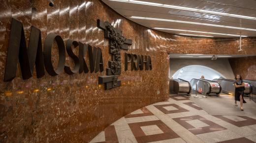 Plastika Moskva-Praha ve vestibulu stanice metra Anděl