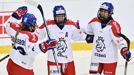 České hokejistky Noemi Neubauerová, Kateřina Mrázová a Sára Čajanová z Česka se radují z gólu