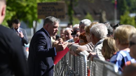 Premiér Robert Fico (Smer) zdraví místní obyvatele při příjezdu na zasedání vlády v Handlové