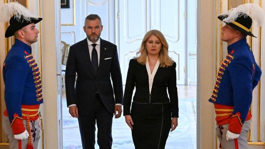 Peter Pellegrini a Zuzana Čaputová přicházejí na společnou tiskovou konferenci po útoku na Roberta Fica