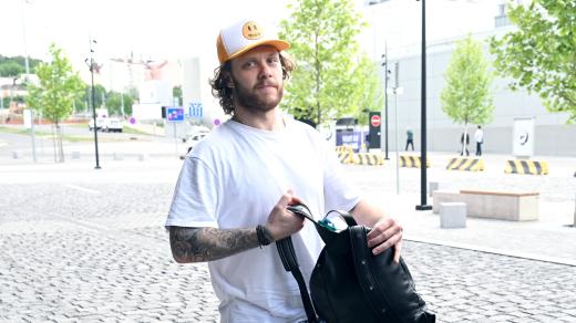 Český hokejový útočník David Pastrňák po příletu před hotelem, ve kterém bydlí národní tým