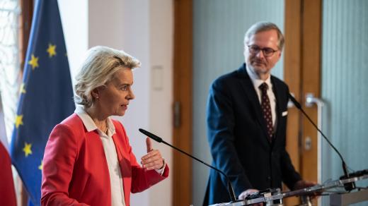 Předsedkyně Evropské komise Ursula von der Leyenová s českým premiérem Petrem Fialou (ODS)