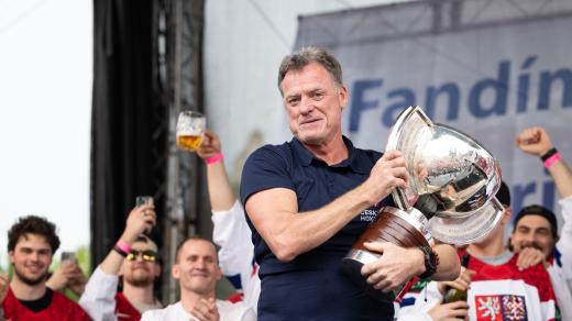 Trenér Radim Rulík při oslavě na Staroměstském náměstí