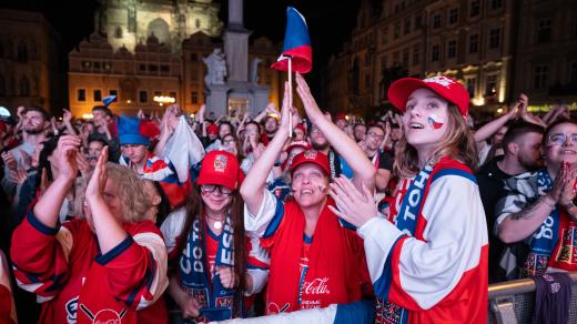 Fanoušci na Staroměstském náměstí v Praze fandili hokejistům v souboji o zlato