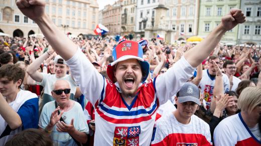 Tisíce lidí dorazily na Staroměstské náměstí v Praze, aby s českým národním hokejovým týmem oslavily zisk titulu mistrů světa. Už před příchodem hokejistů byli fanoušci v rozjařené náladě