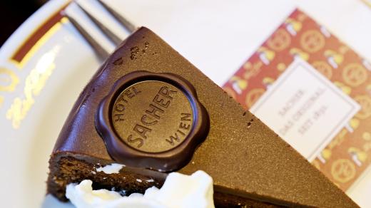 Sacher dort. Původní receptura dortu je přísně střežená. Jistě, jeho příprava se nedá utajit, ale poměry jednotlivých ingrediencí jsou tajemstvím, založeným hluboko v trezoru majitelů.