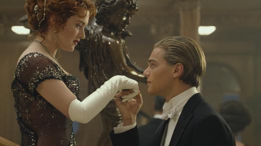 Kate Winslet a Leonardo DiCaprio jako Rose DeWitt Bukater a Jack Dawson ve filmu Titanic
