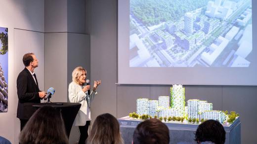 Architektka Eva Jiřičná prezentuje model Centra Nového Žižkova