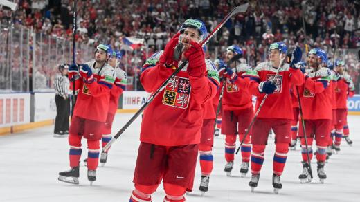 Děkovačku po vítězném semifinálovém utkání vedl kapitán Roman Červenka