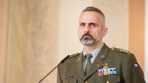 Otakar Foltýn z Vojenské kanceláře prezidenta republiky na tiskové konferenci ke sbírce na drony pro Ukrajinu