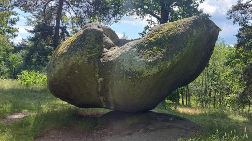 Husova kazatelna má velmi zajímavý rozeklaný tvar, trochu připomínající srdce