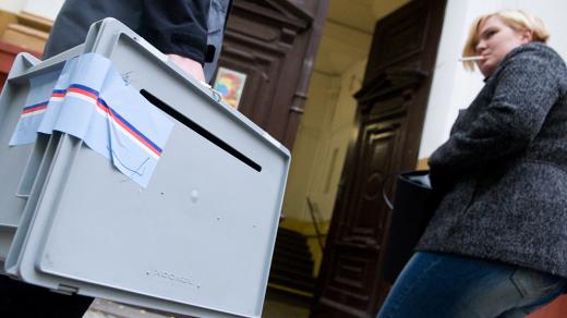 Mobilní volební urna pro komunální a senátní volby.