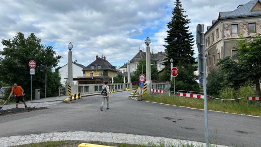 Ve Vrchlabí začala půlroční oprava mostu přes Labe