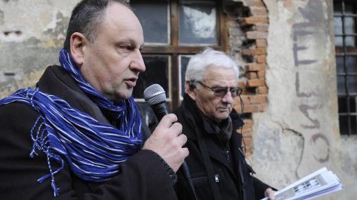 Uctění památky obětí totalitních režimů na nádvoří bývalé káznice v brněnském Cejlu. Na snímku Luděk Navara a Miroslav Kasáček