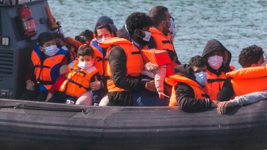 Britská pohraniční hlídka převáří migranty na britskou pevninu