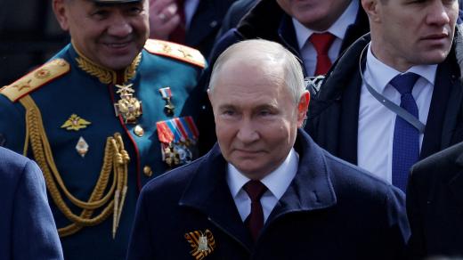 Ruský prezident Vladimir Putin na vojenské přehlídce v obložení Sergeje Šojgua a běloruského vůdce Alexandra Lukašenka