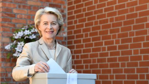 Předsedkyně Evropské komise Ursula von der Leyenová odevzdává svůj hlas během voleb do Evropského parlamentu v německém Burgdorfu u Hannoveru.