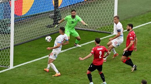 Útočník Patrik Schick hrudníkem dostal míč do gruzínské sítě a srovnal stav utkání
