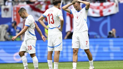 Zklamaní čeští fotbalisté po remíze s Gruzií