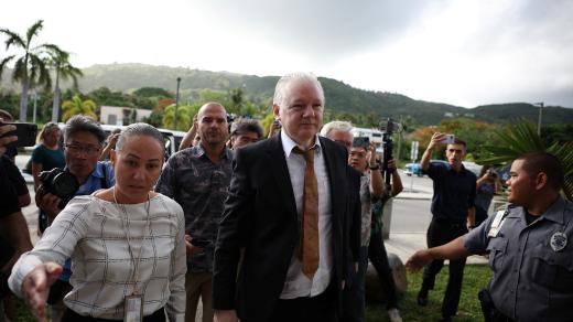 Julina Assange dorazil k soudu v Saipanu, americkém zámořském území