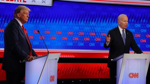 100 minut ve světle reflektorů si prožili současný a bývalý prezident Spojených států Joe Biden (vpravo) a Donald Trump