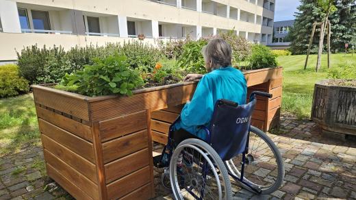 Pacienti mají speciální truhlíky, ke kterým můžou zajet i na vozíku