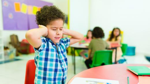 Autistům mohou vadit hlasité zvuky, například ruch ve třídě