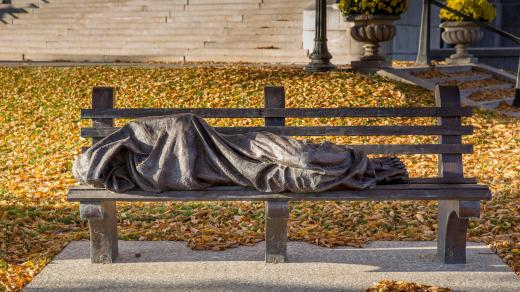 Bronzová socha Ježíše bez domova, autorem které je Timothy Schmalz, před bazilikou Saint Mary v centru Minneapolis v Minnesotě