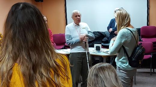 Viktor Dudr popisuje návštěvníkům techniku chůze s bílou holí