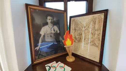 Nejcennější exponáty - fotografie Jaroslava Brože a diplom z olympiády v Paříži v roce 1924
