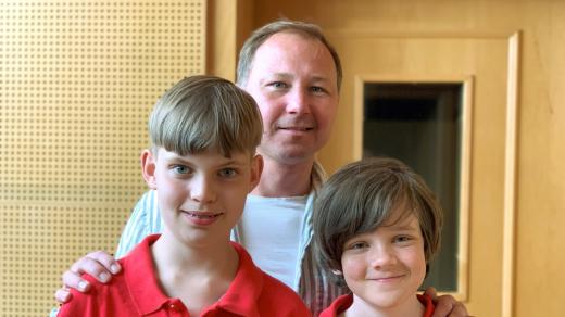 Sbormistr chlapeckého pěveckého sboru Bonifantes Jan Míšek a zpěváci Antonín Svoboda a Daniel Hacker.