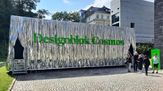 Kapsle na šesti kolech Designblok Cosmos zaparkovala na zahradě Oblastní galerie Liberec