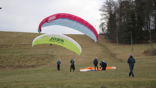 Paraglidisté na Dlouhém vrchu v Dubičném u Českých Budějovic