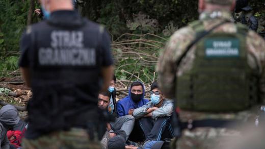 Migranti při nelegálním přechodu bělorusko-polských hranic nedaleko vesnice Usnarz Gorny