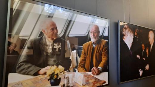 Výstava v Severočeském muzeu v Liberci věnovaná Karlu Hubáčkovi. Na snímku vlevo je Karel Hubáček s Otakarem Binarem, vpravo s Václavem Havlem
