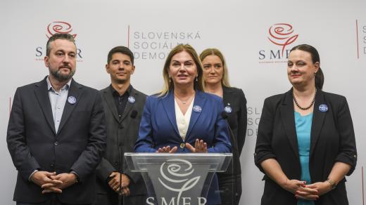 Europoslanci za stranu Smer, europoslanci, zleva Ľuboš Blaha, Erik Kaliňák, Monika Beňová, Judita Laššáková a Katarína Roth Neveďalová