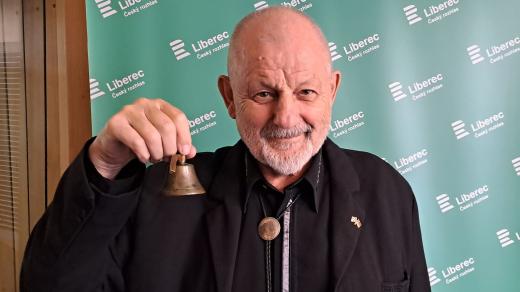 Jiří Pitín, přeživší lidické dítě, se zvonečkem své popravené sestry