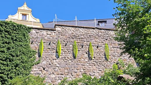 Záchranné čluny připevněné na hradbách v Olomouci