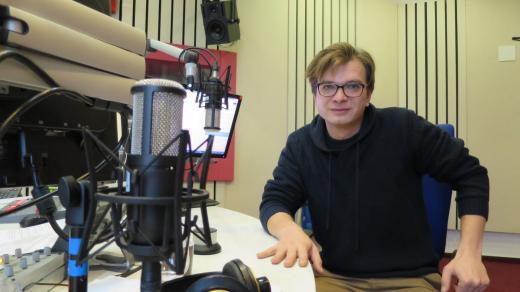 Jan Sklenář ve studiu Českého rozhlasu Hradec Králové