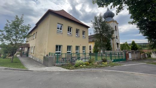 ZŠ v Ledcích a kostel sv. Jakuba
