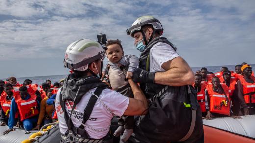 Plavidlo Geo Barents s 470 migranty zakotvilo po týdnu čekání na pobřeží Sicílie.