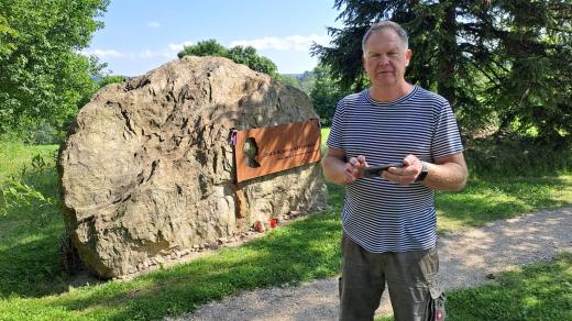 Skála Milady Horákové a autor vzpomínkového okruhu, kořenovský zastupitel Vlastimil Plecháč