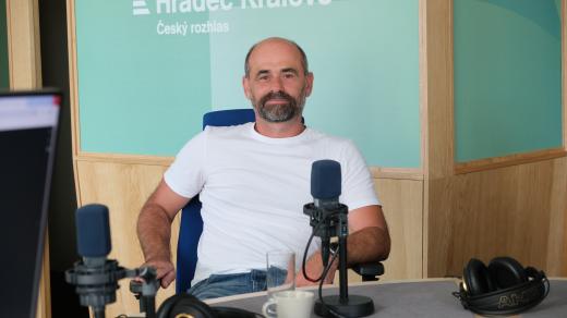 Jaroslav Jelínek ve studiu Českého rozhlasu Hradec Králové