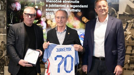Ladislav Jurkemik (uprostřed)