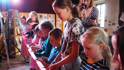 Otevření výstavy, kterou děti připravily