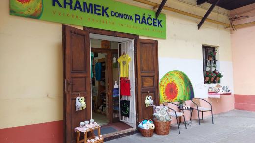 Krámek s výrobky ze sociálně terapeutické dílny je zároveň galerií toho, co v dílně vzniká